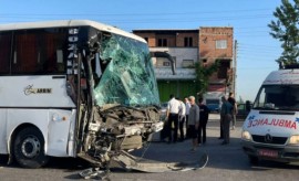 تصادف شدید اتوبوس و مینی بوس در جاده آمل / 16 نفر زخمی شدند + عکس