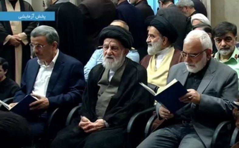 (تصویر) حضور احمدی‌نژاد در مراسم ترحیم رییس جمهور فقید و همراهان در حسینیه امام خمینی (ره)