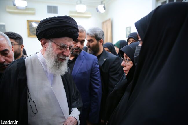 (تصویر) لحظه گفت‌وگوی رهبر انقلاب با همسر وزیر خارجه شهید