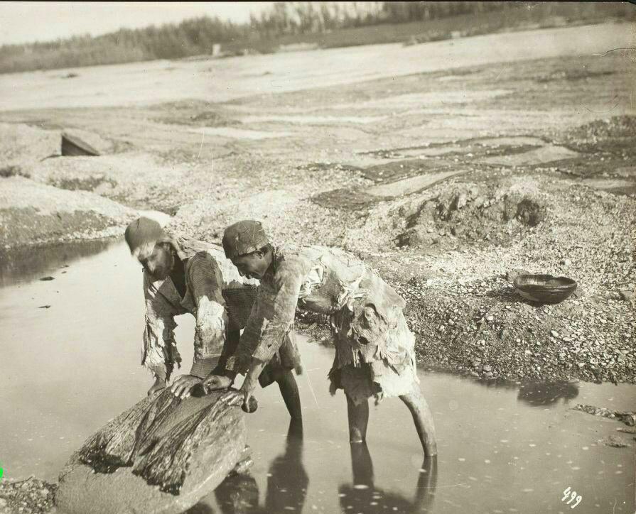 لباس شستن مردان قدیم در کنار رودخانه
