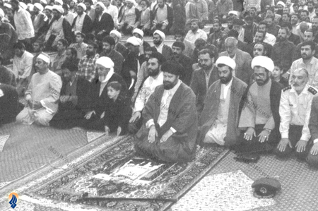 آیت الله محمد محمدی گیلانی دراقتدا به حجت الاسلام و المسلمین حاج سید احمد خمینی در مرقد مطهر امام(قده)