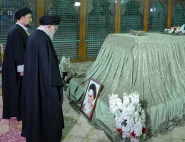 حضور معنادار رهبر انقلاب در مرقد مطهر امام راحل (ره) در بحبوحه تهدید آمریکا به حمله نظامی